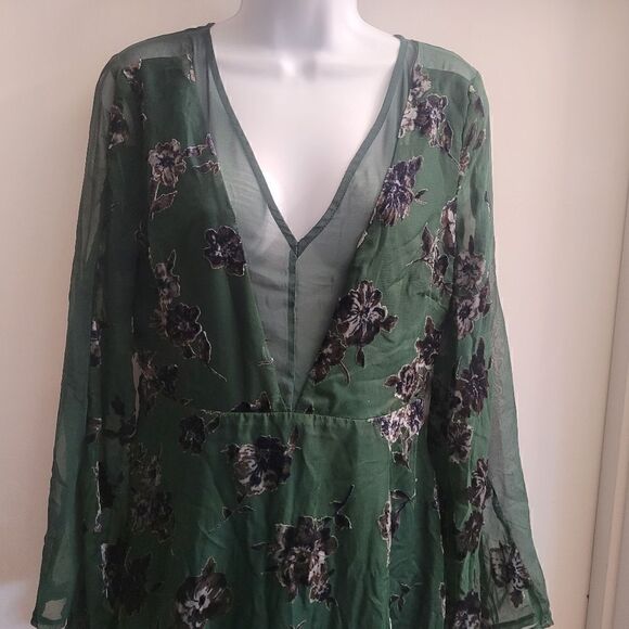 J.O.A. Los Angeles Green Floral Dress with bell sleeve and sheer insets - Picture 4 of 8